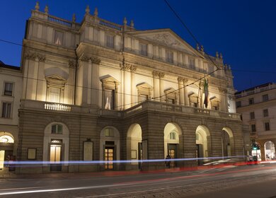 Blick auf das Opernhaus La Scala in Mailand bei Nacht | © Gettyimages.com/JavierGil1000