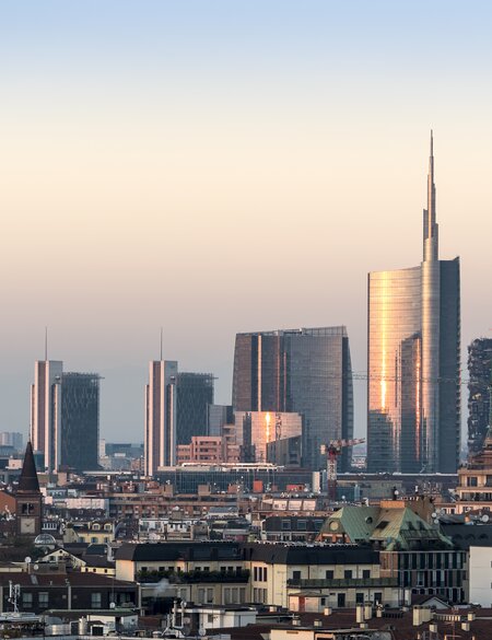 Die Skyline von Mailand bei Sonnenuntergang | © Gettyimages.com/Marco_Bonfanti
