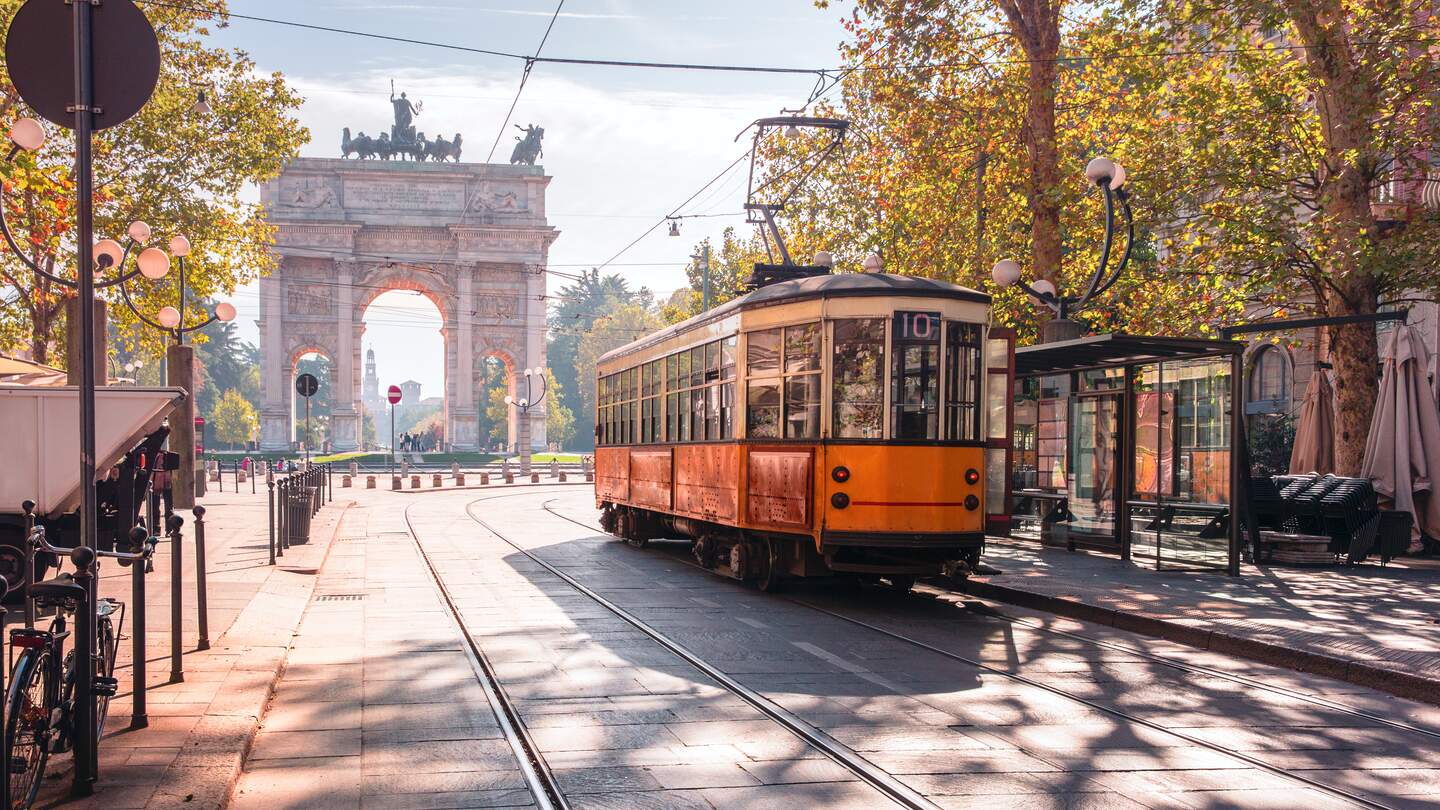 Berühmte Oldtimer-Straßenbahn im Zentrum der Altstadt von Mailand | © Gettyimages.com/KavalenkavaVolha