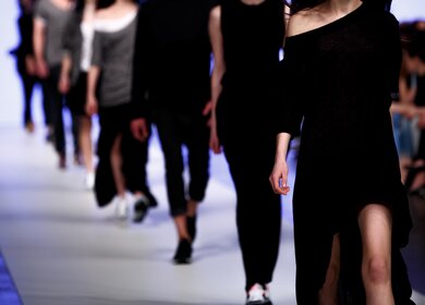 Models laufen auf dem Laufsteg der Fashion Week in Mailand | © Gettyimages.com/Wirestock