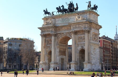 Blick auf die Porta Sempione in Mailand bei Sonnenschein | © Gettyimages.com/johannes86