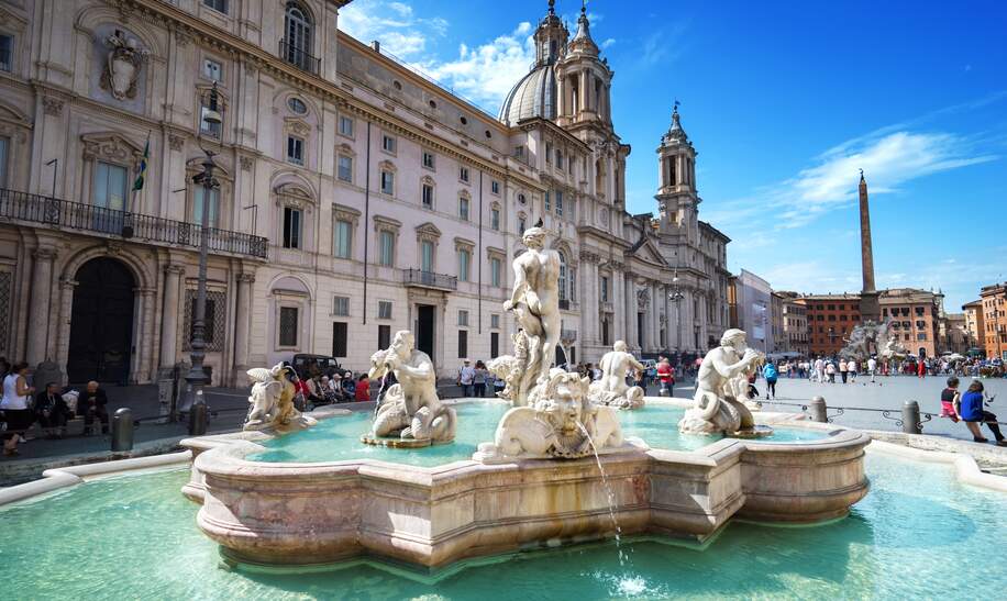 Piazza Navona mit Menschen in Rom | © Gettyimages/IakovKalinin