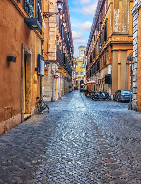 Schmale Gasse in der Innenstadt Roms, keine Menschen sind zu sehen | © Gettyimages/Anton Aleksenko