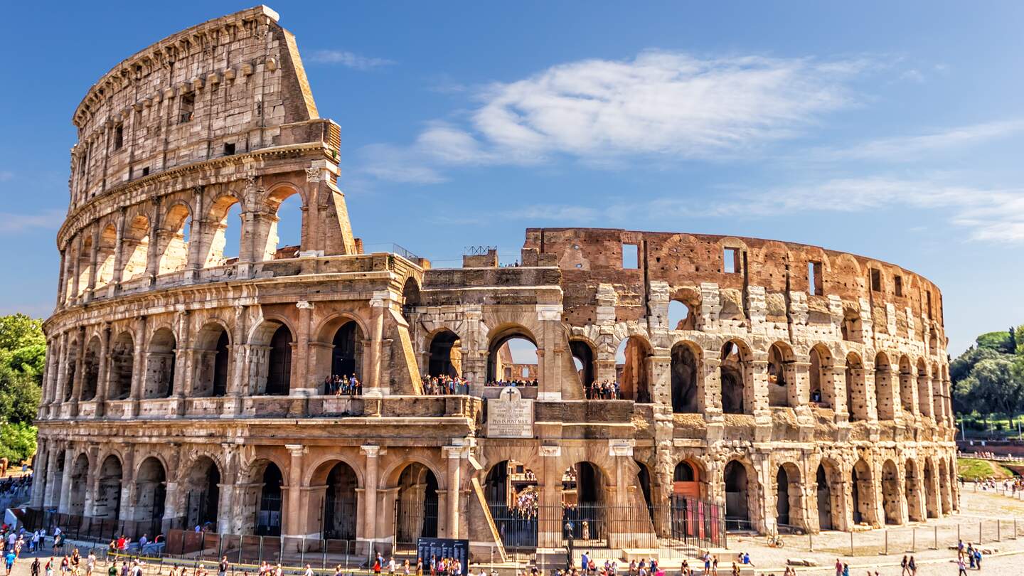 Kolosseum in Rom im Sommer mit Besuchern | © Gettyimages/Anton Aleksenko