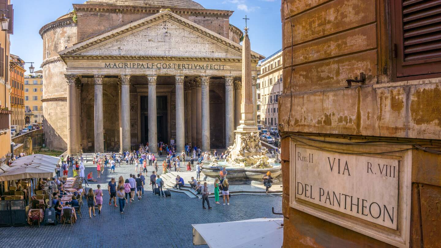 Pantheon am Morgen in Rom, belebte Straßen | © Gettyimages/Nicola Forenza