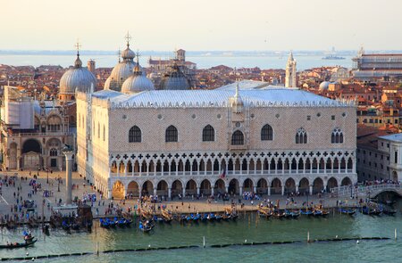 Der Dogenpalast am Markusplatz mit Passanten im Vordergrund in Venedig | © Gettyimages.com/ToolX