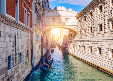 Blick auf die Seufzerbrücke (Ponte dei Sospiri) und den Rio de Palazzo o de Canonica Kanal von der Riva degli Schiavoni in Venedig. Die Ponte de la Canonica ist im Hintergrund zu sehen. | © Gettyimages.com/DaLiu