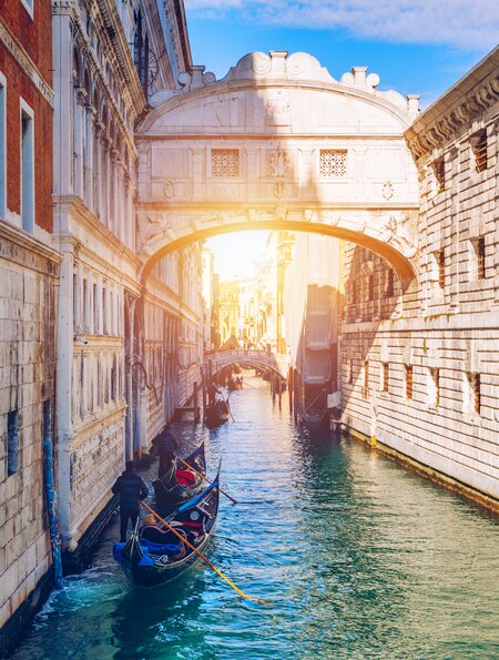 Blick auf die Seufzerbrücke (Ponte dei Sospiri) und den Rio de Palazzo o de Canonica Kanal von der Riva degli Schiavoni in Venedig. Die Ponte de la Canonica ist im Hintergrund zu sehen. | © Gettyimages.com/DaLiu