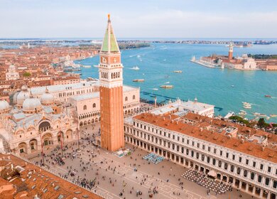 Luftaufnahme von der Aussicht über den Platz San Marco mit dem Marcusdom und der Basilica di San Marco in Venedig, Italien | © GettyImages.com/Ingus Kruklitis
