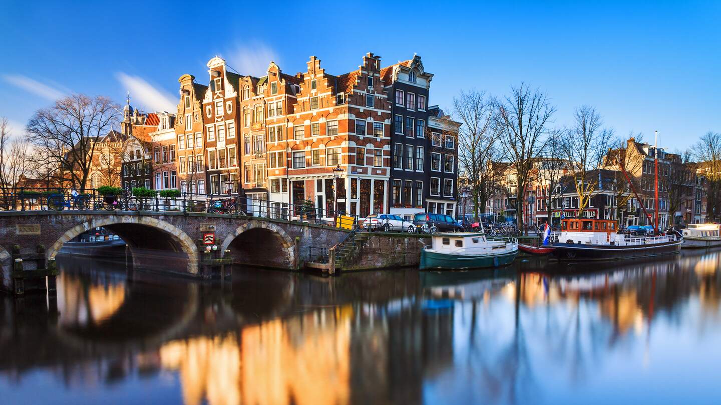 Winterlicher Blick mit blauem Himmel auf die Brouwersgracht und Prinsengracht,  UNESCO-Welterbe in Amsterdam | © Gettyimages.com/dennisvdw