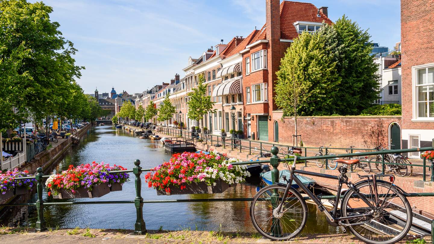 Traditionelle Backsteinhäuser entlang eines Kanals in den Haag | © Gettyimages.com/AlbertPego