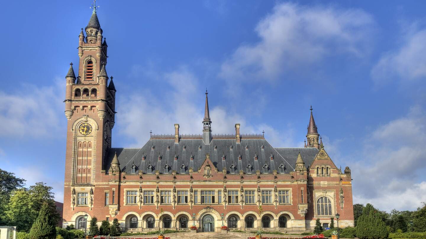 Blick auf den Friedenspalast, den internationalen Gerichtshof  in Den Haag | © Gettyimages.com/thehague