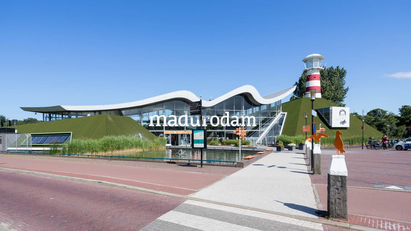 Madurodam-Eingang. Madurodam ist ein Miniaturpark und eine Touristenattraktion im Den Haag-Bezirk Scheveningen in den Niederlanden | © Gettyimages.com/Bjoern Wylezich