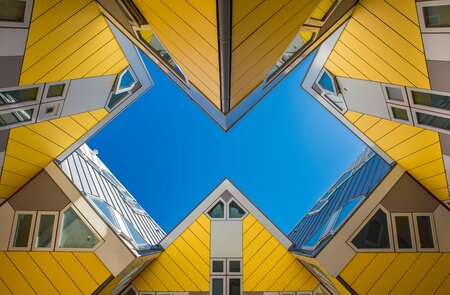 Blick auf die Kubus Häuser in Rotterdam von unten | © Gettyimages.com/eduartphotography