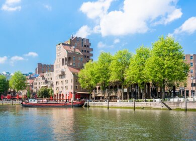 Oude Haven mit alten Schiffen im Stadtzentrum von Rotterdam | © Gettyimages.com/CHUNYIP WONG