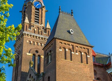 Untersicht auf die Remonstrantse Kerk, eine Kirche in Rotterdam, Niederlande | © Gettyimages.com/Leonid Andronov