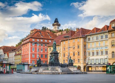 Klassischer Blick auf die historische Stadt Graz mit Hauptplatz und berühmtem Grazer Uhrturm | © Gettyimages.com/bluejayphoto
