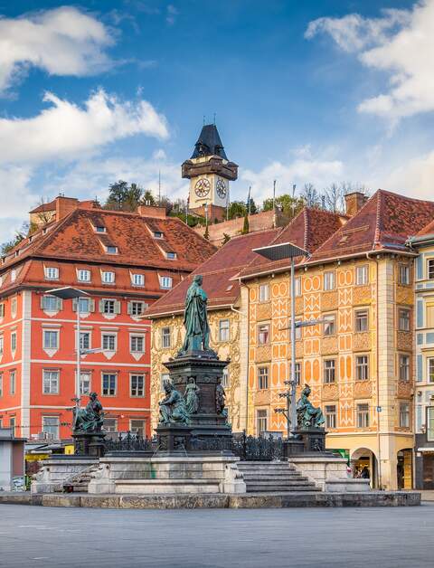 Klassischer Blick auf die historische Stadt Graz mit Hauptplatz und beruehmtem Grazer Uhrturm | © Gettyimages.com/bluejayphoto