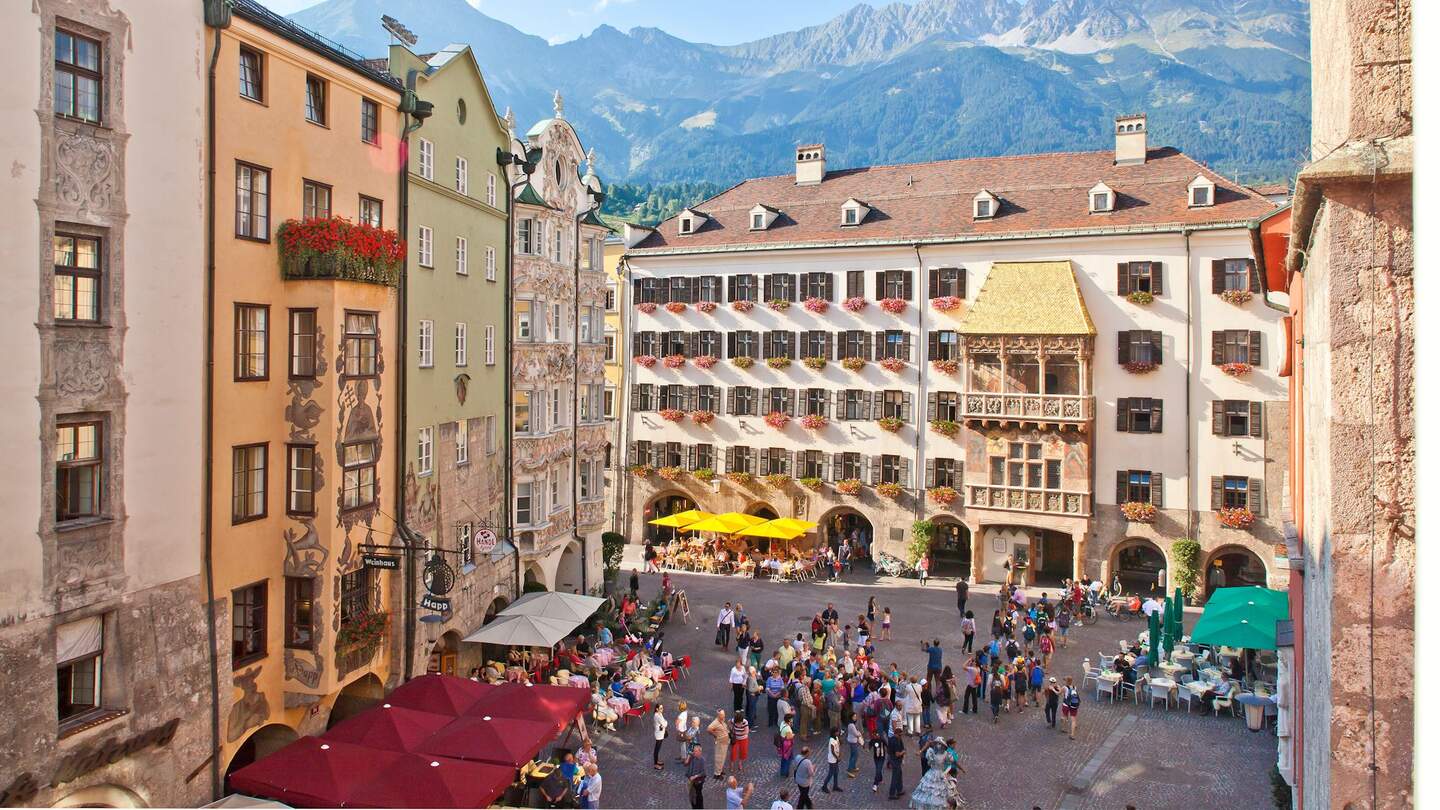 Innsbruck Altstadt mit Blick auf das Goldene Dachl und der Nordkette im Hintergrund | © Innsbruck Tourismus/Christof Lackner