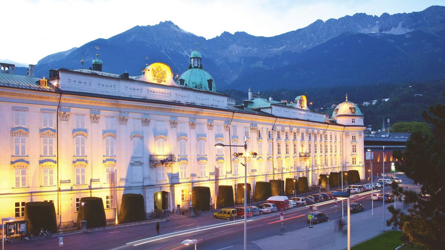 Hofburg in Innsbruck mit der Nordkette im Hintergrund | © Innsbruck Tourismus/Christof Lackner