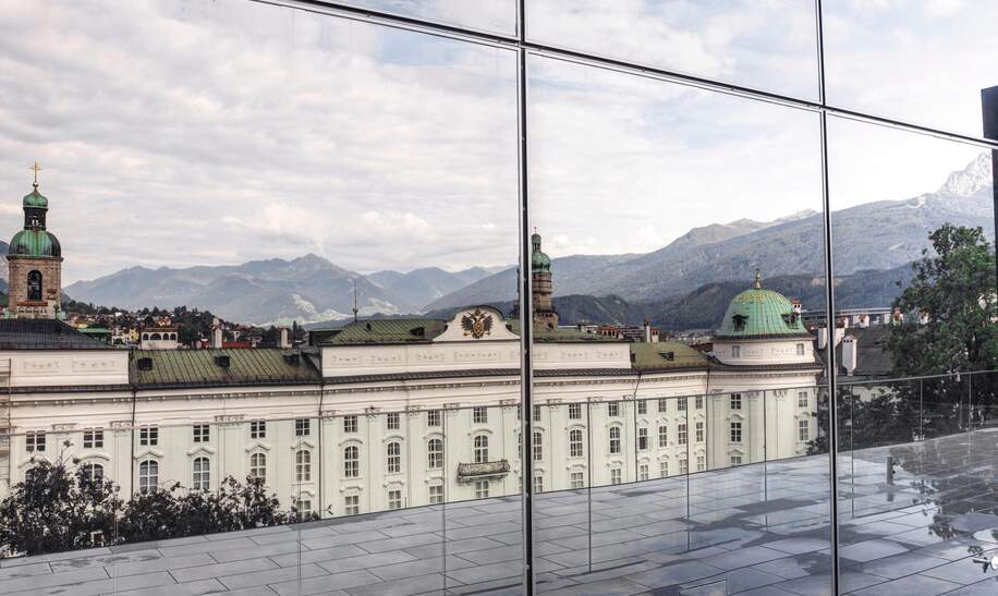 Spiegelung der Hofburg in der Fassade vom Haus der Musik in Innsbruck | © Innsbruck Tourismus/Günther Egger