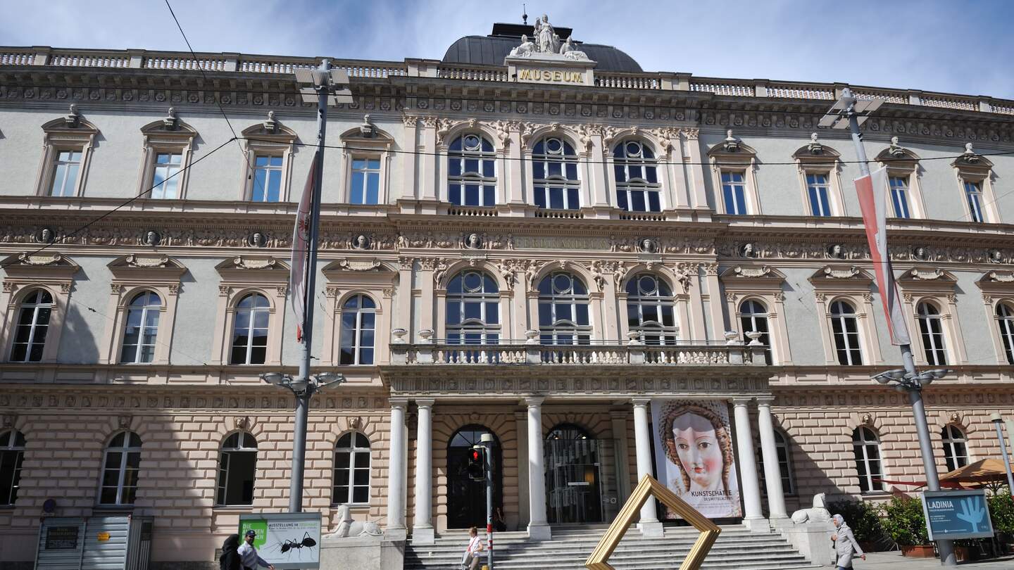 Ansicht des Tiroler Landesmuseum Ferdinandeum in Innsbruck | © GettyImages.com/	aimintang