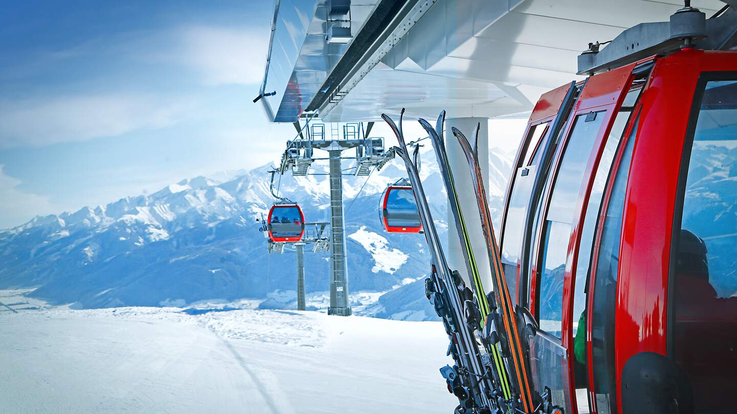 Skilift in Kitzbüheler Alpen Berge | © GettyImages.com/narvikk