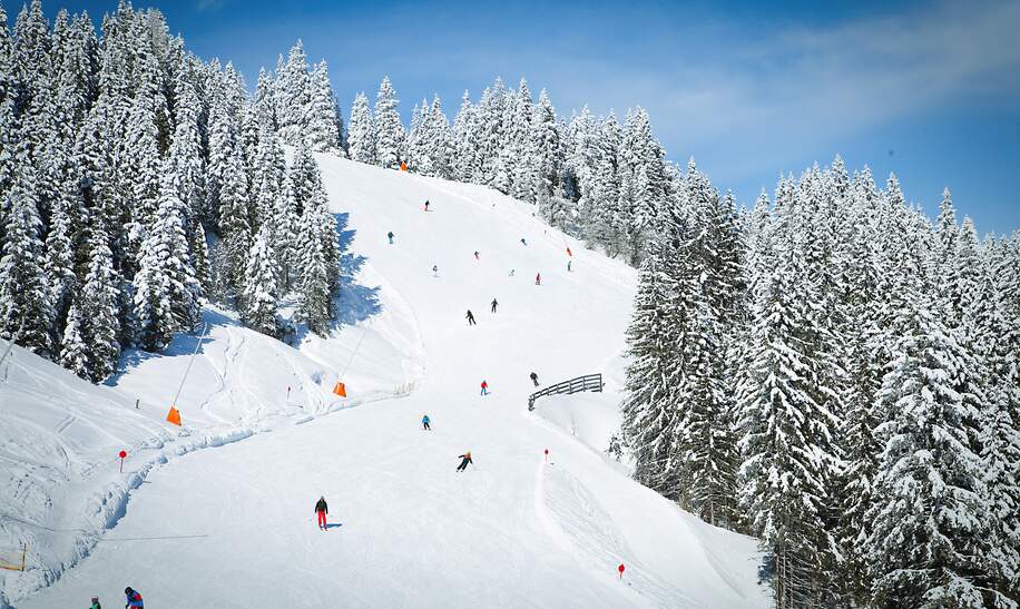 Skipiste in Kitzbüheler Alpen Berge | © GettyImages.com/	narvikk