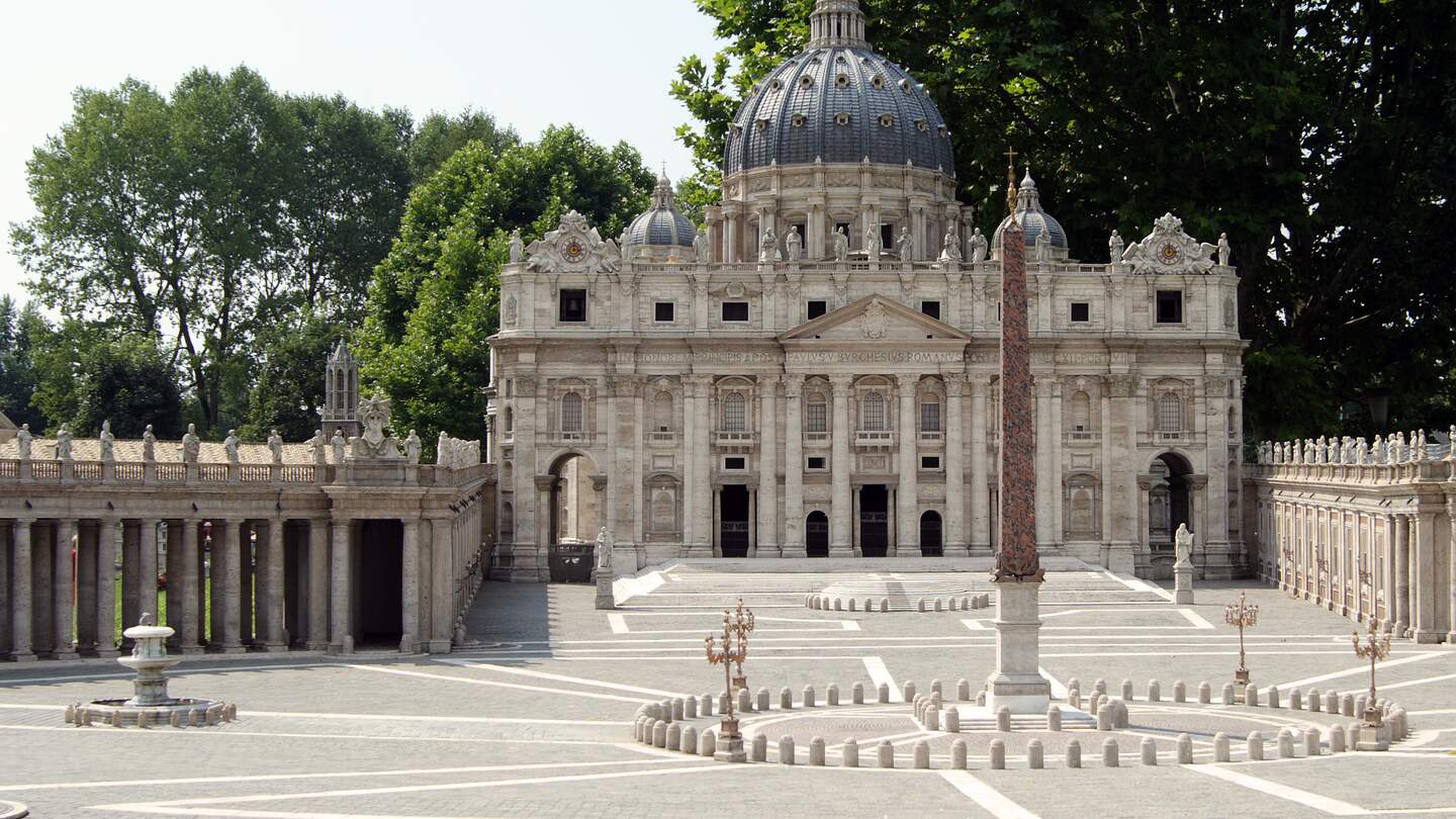 Miniatur im Minimundus in Klagenfurt der Basilika Sankt Peter im Vatikan in Rom | © Gettyimages.com/theowl84