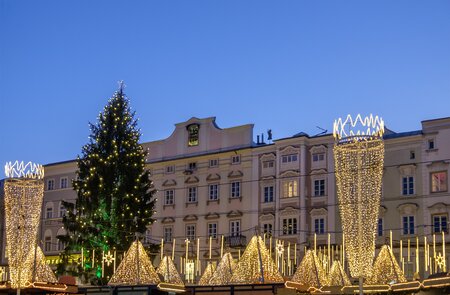 Beleuchtete Dächer der Hütten am Weihnachtsmarkt in Linz mit Weihnahctsbaum | © Gettyimages.com/Orietta Gaspari