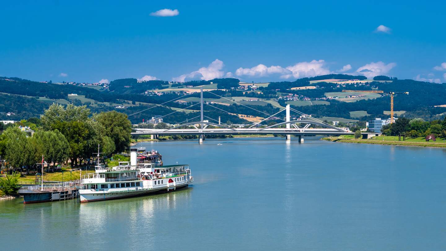 Kreuzfahrtschiffe auf der Donau in Linz mit blauem Himmel | © Gettyimages.com/grafxart8888