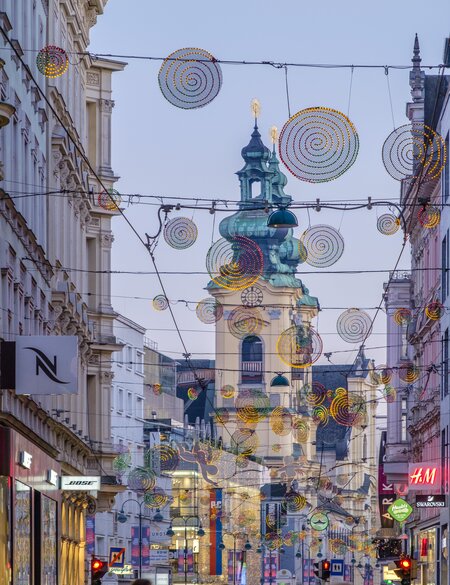 Straße mit bunter Weihnachtsdekoration in Linz | © Gettyimages.com/Flavio Vallenari