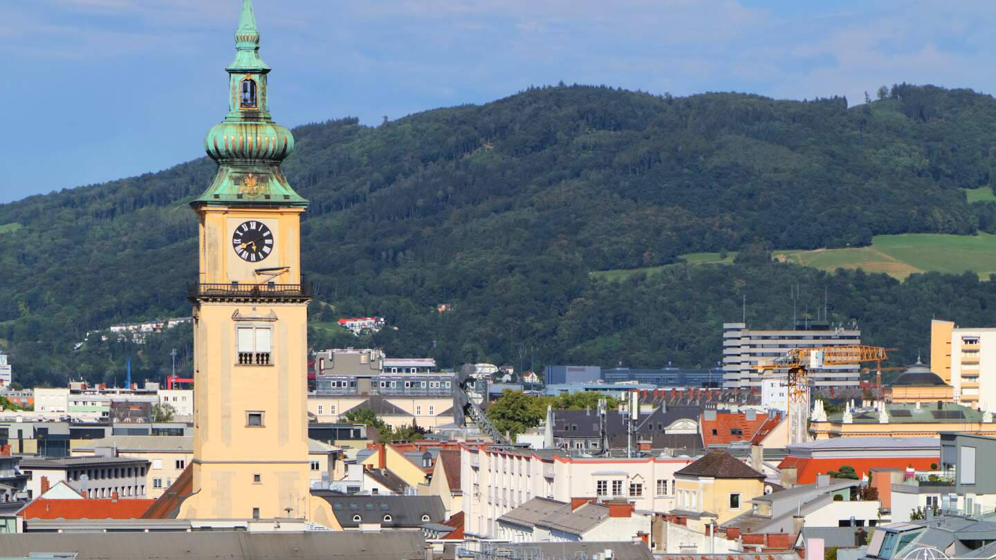 Blick auf die Stadt Linz in Österreich mit dem Landhausturm | © Gettyimages.com/tupungato