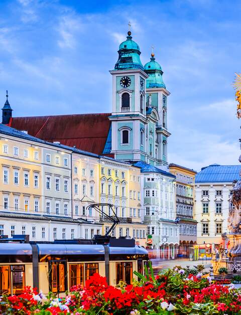 Hauptplatz mit Dreifaltigkeitssäule und Ignatiuskirche in Linz | © Gettyimages.com/SCStock