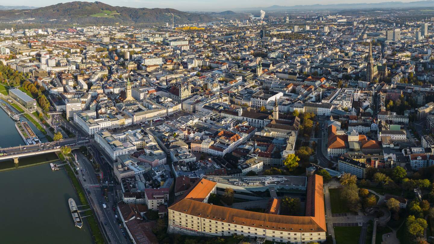 Luftaufnahme der Stadt Linz an der Donau in Österreich | © Gettyimages.com/gdmpro