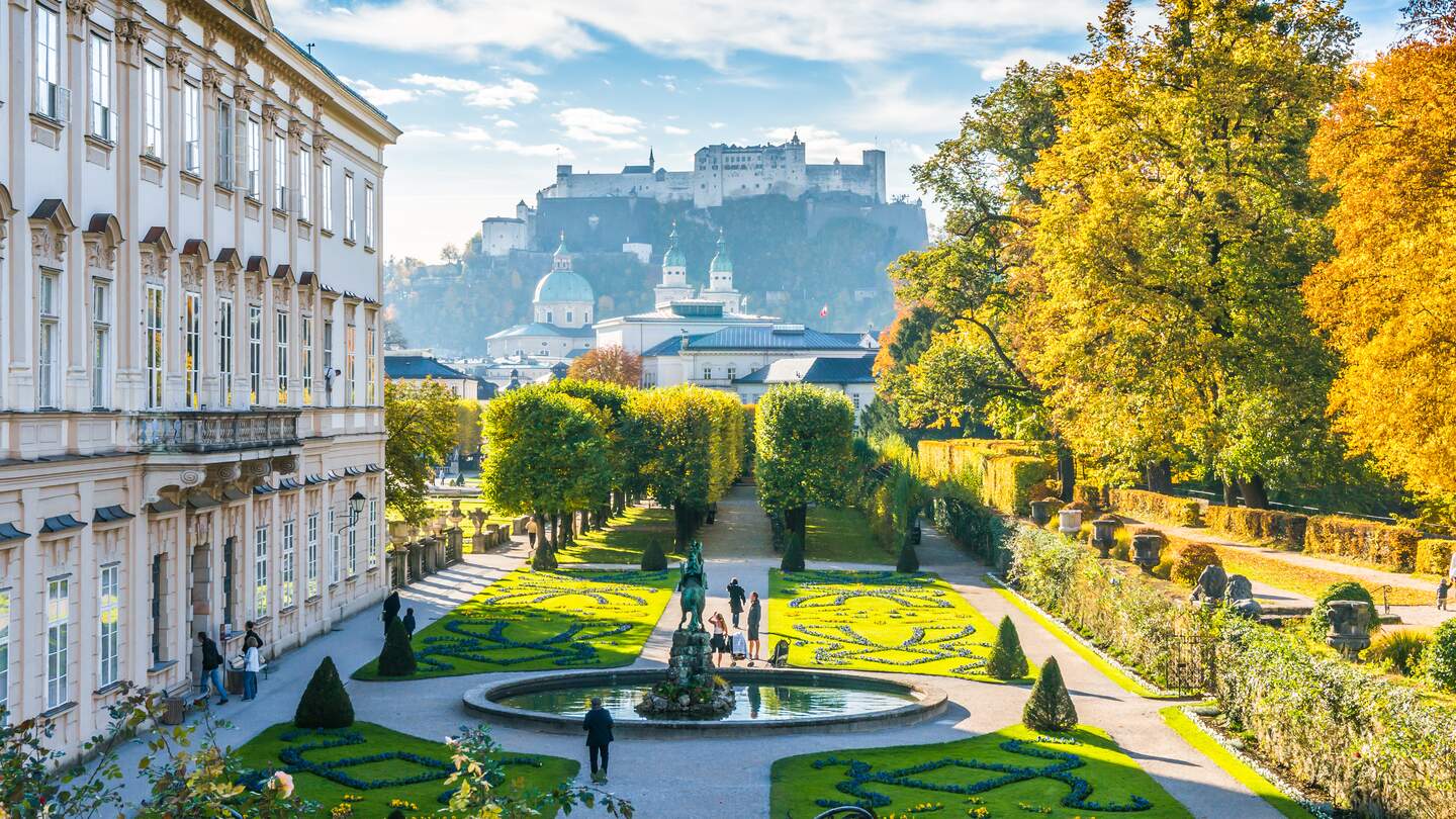 Die berühmten Gärten von Schloss Mirabell mit historischen Festung in Salzburg | © Gettyimages.com/bluejayphoto