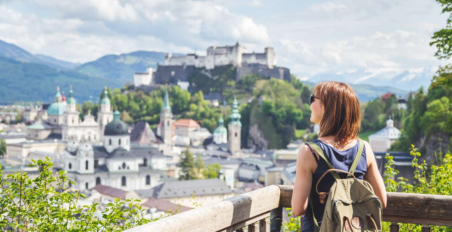 Eine Frau genießt die Aussicht auf die Hohensalzburg in Salzburg | © Gettyimages.com/Patrick Daxenbichler