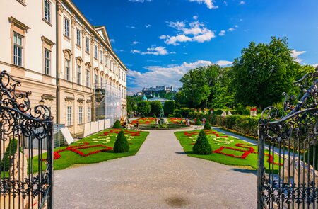 Berühmte Mirabellgärten mit historischer Festung in Salzburg | © Gettyimages.com/DaLiu