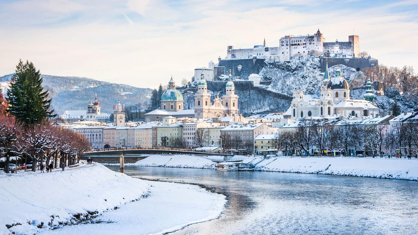 Historische Stadt Salzburg mit Salzach im Winter | © Gettyimages.com/bluejayphoto