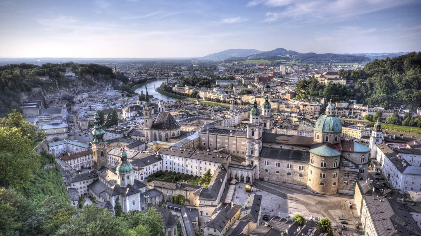 Die berühmte Salzburger Altstadt, eine der bekanntesten UNESCO-Welterbestätten in Europa.  | © Gettyimages.com/davelongmedia