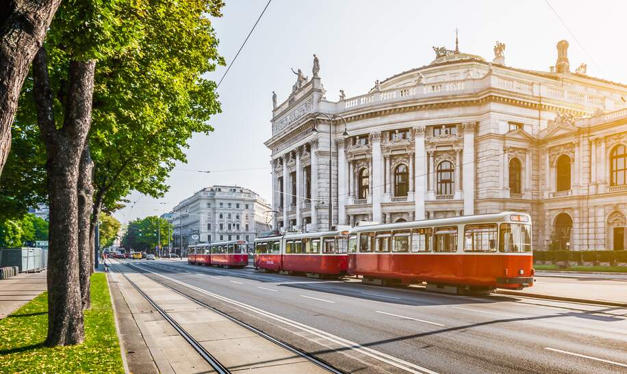 Wiener Ringstraße, Burgtheater und Straßenbahn bei Sonnenaufgang | © Gettyimages.com/bluejayphoto