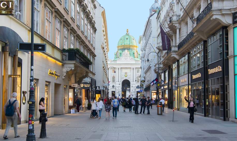 Kohlmarktstraße im Zentrum von Wien | © Gettyimages.com/Vladislav Zolotov