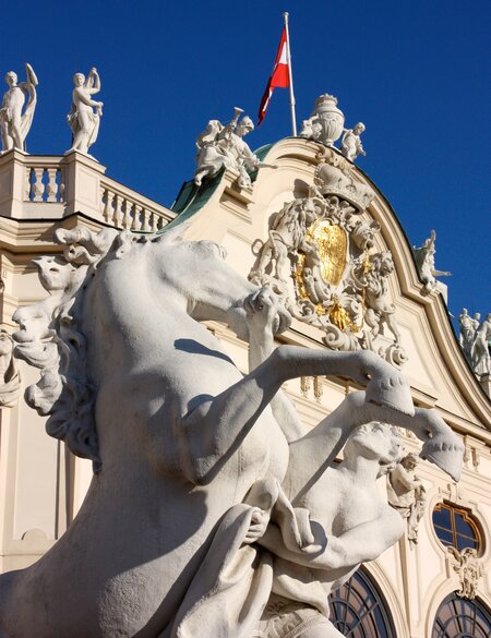 Statue vor dem Schloss Belvedere in Wien, Österreich | © Gettyimages.com/Valeria73