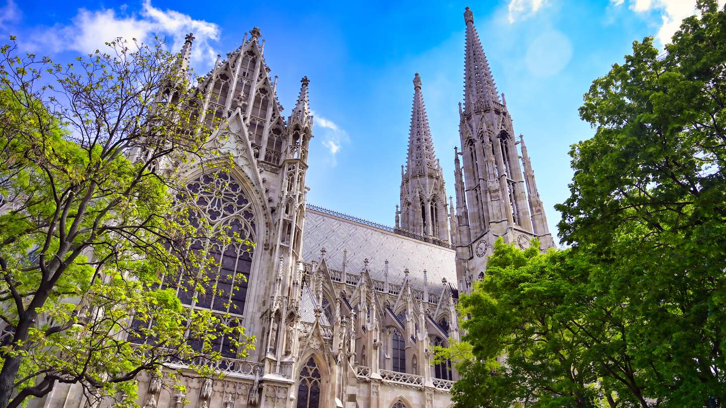 Votivkirche in Wien an einem sonnigen Tag | © Gettyimages.com/JByard
