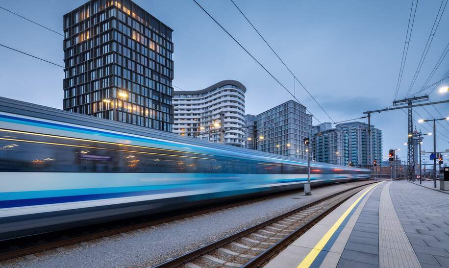 Hochgeschwindigkeitszug in Bewegung auf dem Bahnhof in der Abenddämmerung.  | © den-belitsky/Gettyimages.com