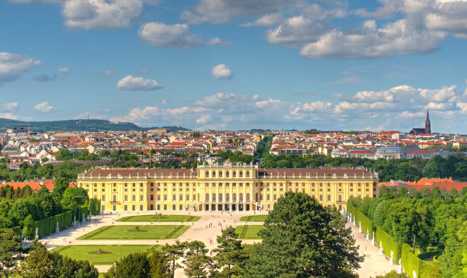 Das Schloss Schönbrunn in Wien mit Park | © Gettyimages.com/Vratislav Simacek