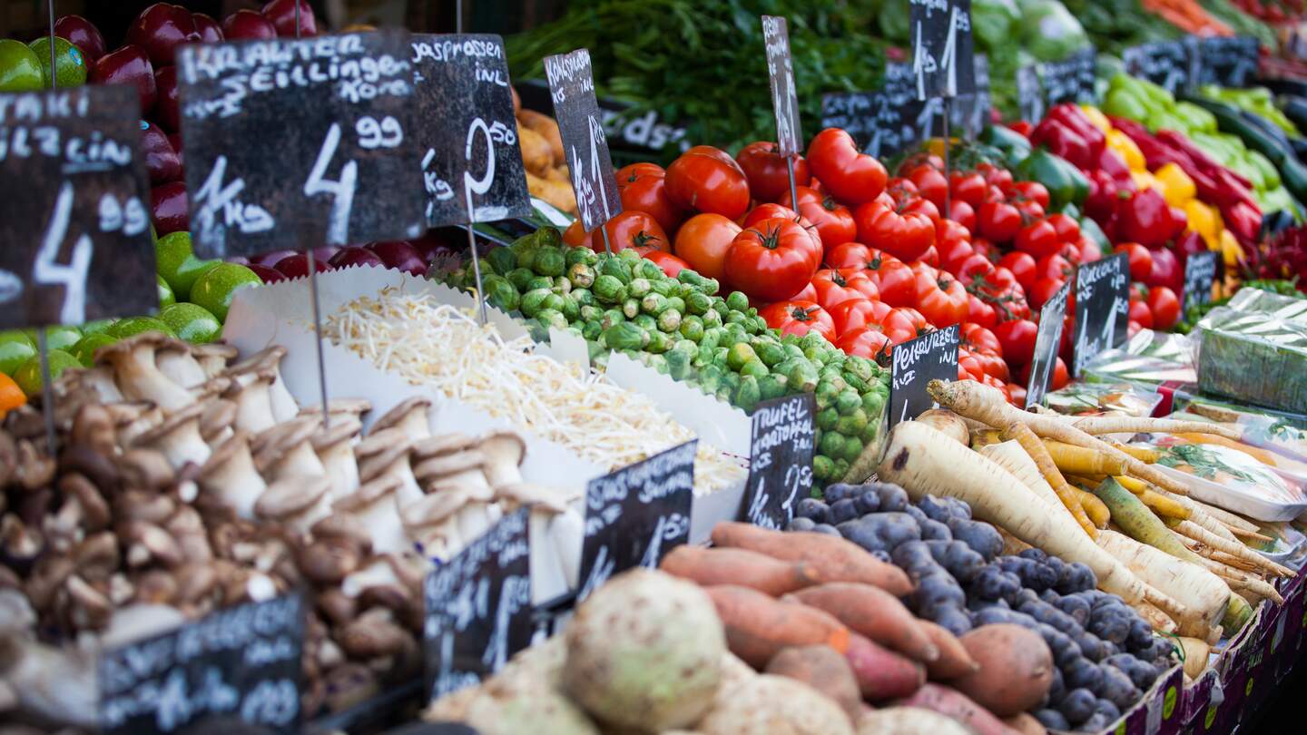 Naschmarkt Marktstand mit frischem Gemüse in Wien, Österreich | © Gettyimages.com/anzeletti