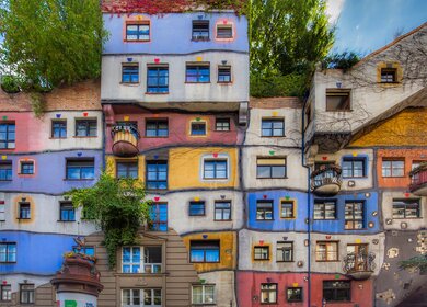 Das Hundertwasserhaus ist ein farbenfrohes Mehrfamilienhaus in Wien | © Gettyimages.com/Aolin Chen
