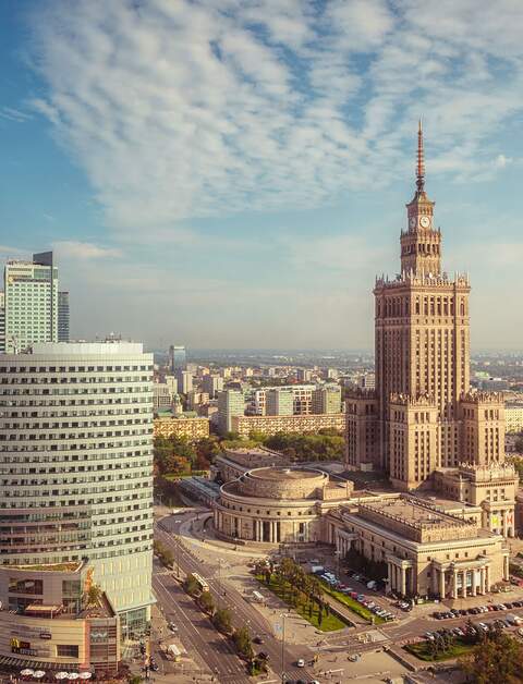 Die Skyline des Zentrums von Warschau bei Tag. Auf der rechten Seite steht der Palast der Kultur und Wissenschaft, ein Beispiel stalinistischer Architektur aus den 1950er Jahren. | © Marcus Lindstrom/gettyimages.com