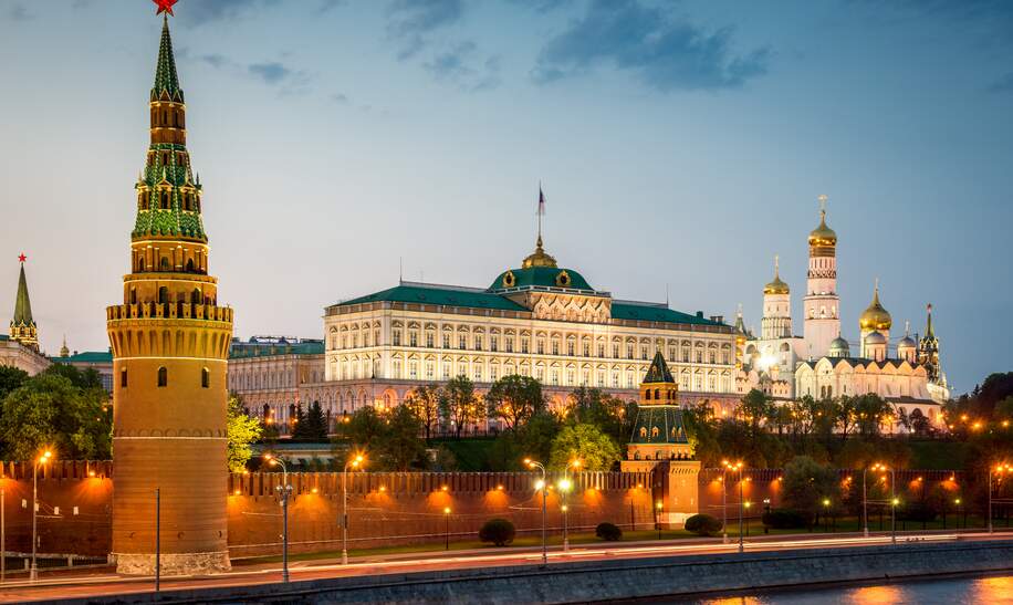 Wunderschön beleuchteter berühmter Kreml in Moskau bei Abendlicht | © © Gettyimages.com/Mlenny
